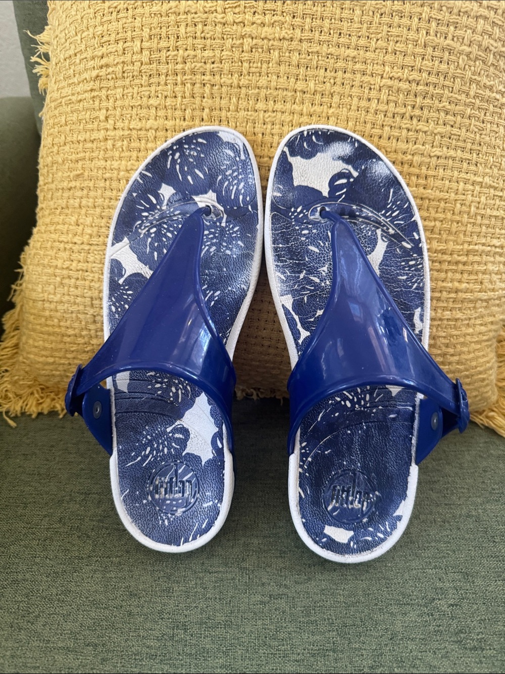 Fitflop Women’s Blue Floral Thong Sandals Size 8